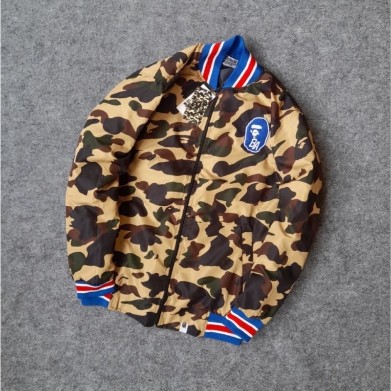 Jaket Varsity X Bape Parasut - Jaket Sporty dengan Detail Camo dan Logo Bape Terbaru