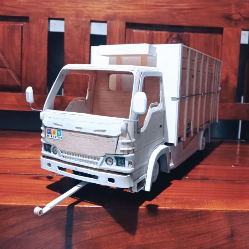 Miniatur truk oleng model Elf Macan bahan triplek dan pvc skala 1:12