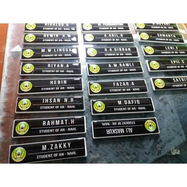 

Name Tag Akrilik: Tanda Nama Elegan untuk Profesional dan Acara