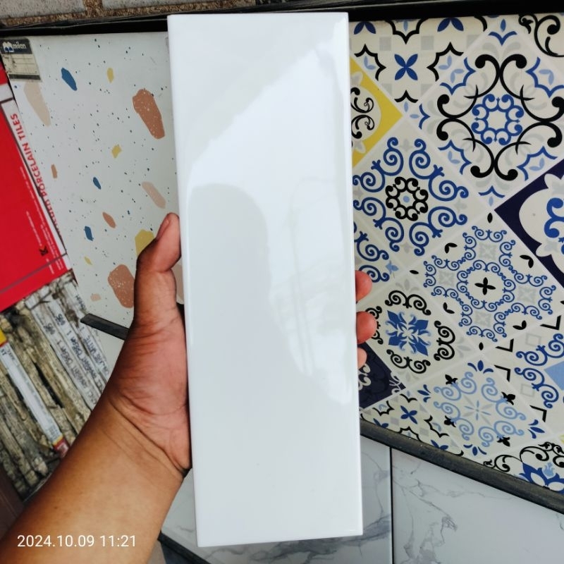 KERAMIK DINDING PLINT PUTIH POLOS SIGNATURE GLOSSY WHITE 10X30 NON BEVEL KW2