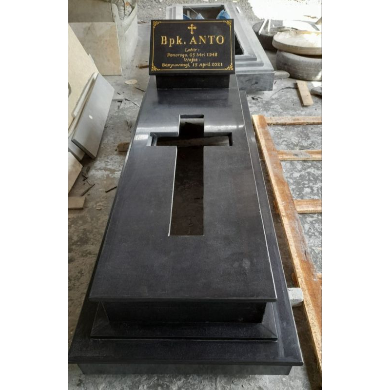 Kijing Makam Granit Hitam Model Kristen