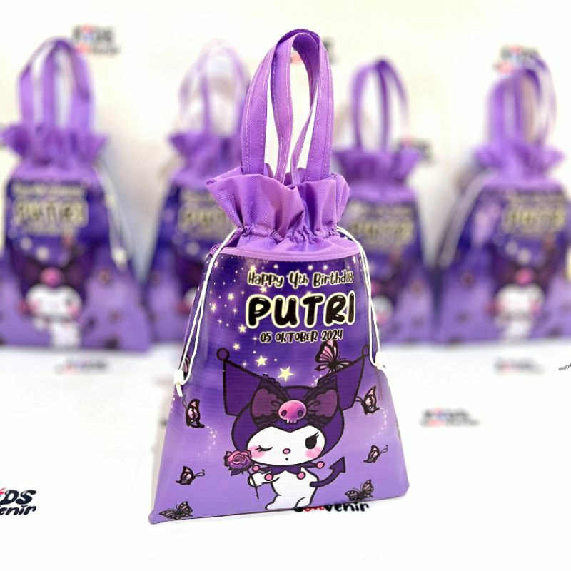 

Tas Tenteng Serut Souvenir Ulang Tahun Goodiebag Ultah Anak Custom Gambar Kuromi Terbaru FREE DESAIN