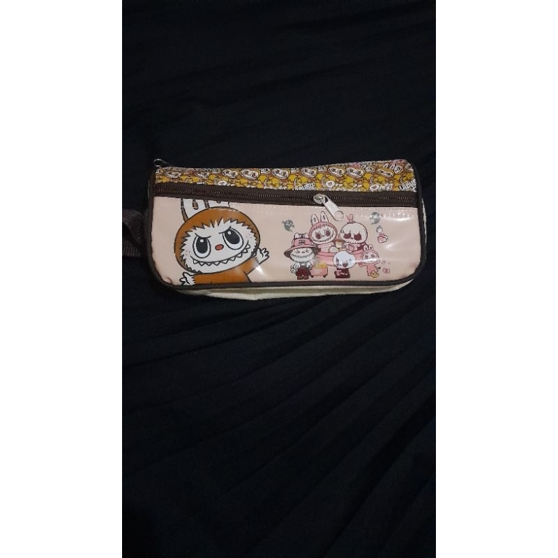 

Tempat pensil labubu