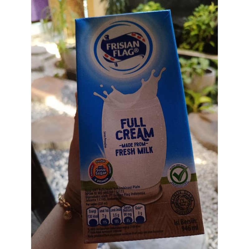 

SUSU UHT FULL CREAM/FRISIAN FLAG/FRESH MILK berat 946ml