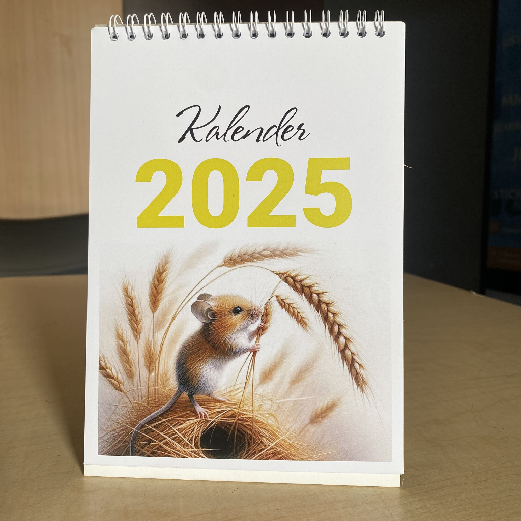 

Kalender Duduk Custom Tahun 2025 Penyangga Dupleks isi 6 Lembar 2 Muka + Cover