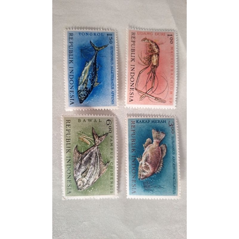 

perangko lawas set isi 4pcs seri ikan &udang