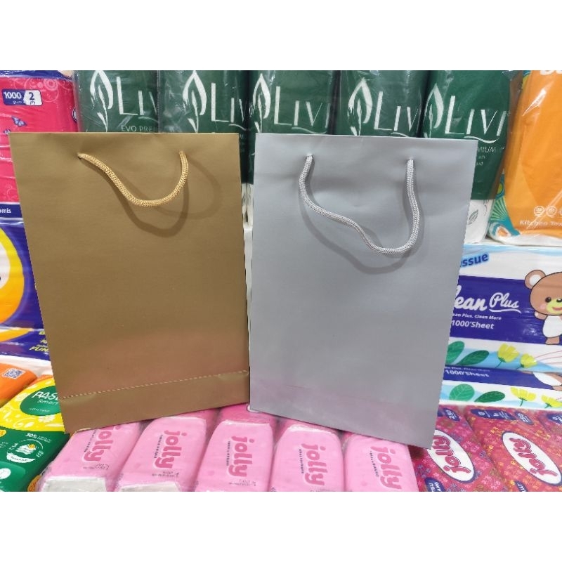 

paper bag ukuran tanggung gold dan silver bahan tebal isi 12 pcs (20*8*30)
