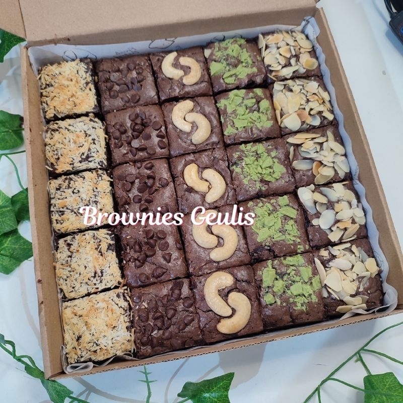 

Fudgy Brownies Sekat 25 Potong Box Ukuran 22 x 22