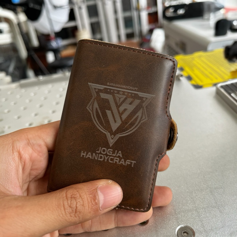 

NON COD - Tambahan Grafir / Marking / Logo atau Text Branding Khusus Untuk Semua Produk Jogja Handycraft di Semua Media Kulit, Kaca, Besi, Bludru, Dll