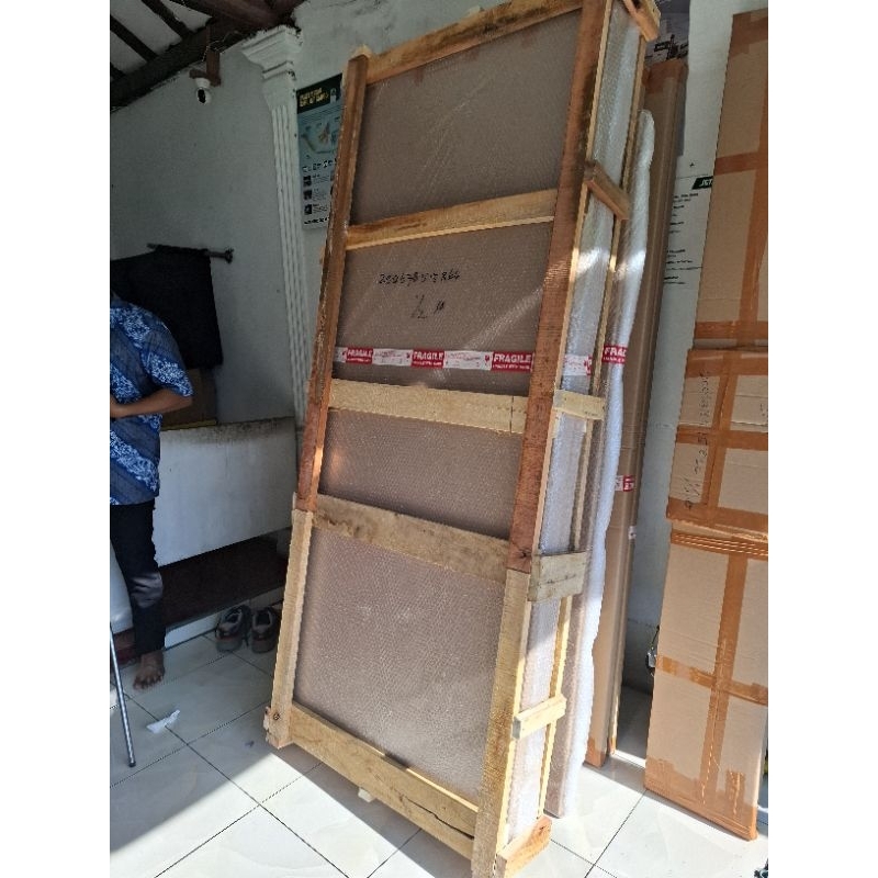 

Packing peti kayu + kardus tebal + bublewrap untuk pintu