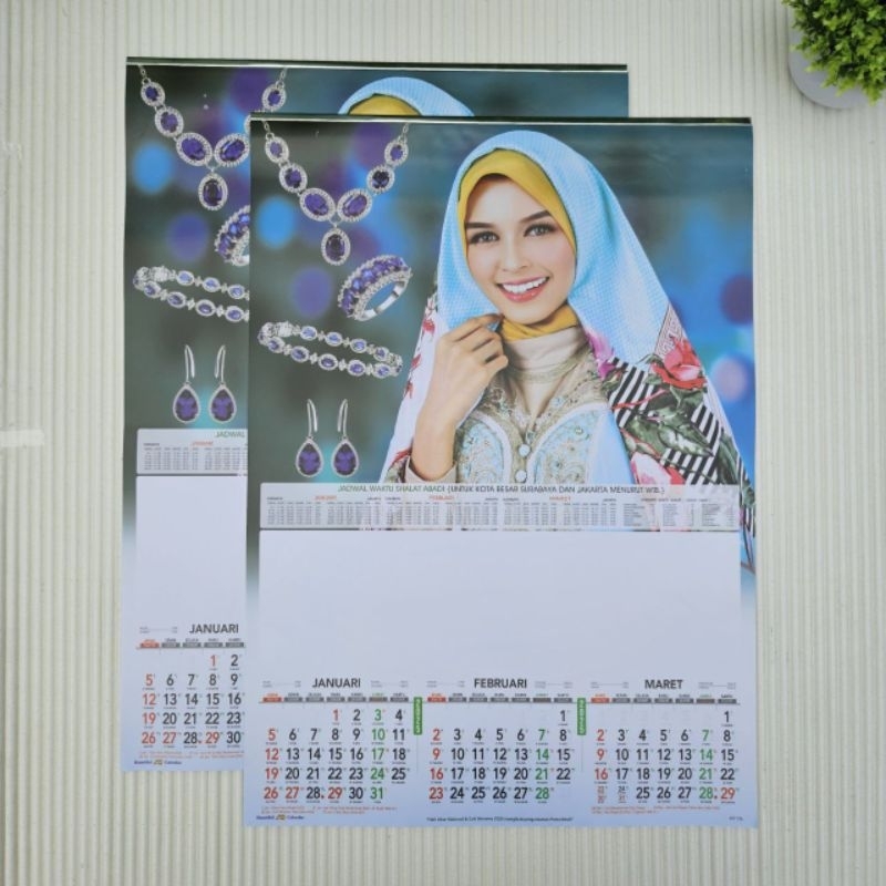 

kalender tahun 2025 4 lembar 3 bulanan ukuran 38x54cm gambar artis perhiasan A0 134(terima castume cetak merek)