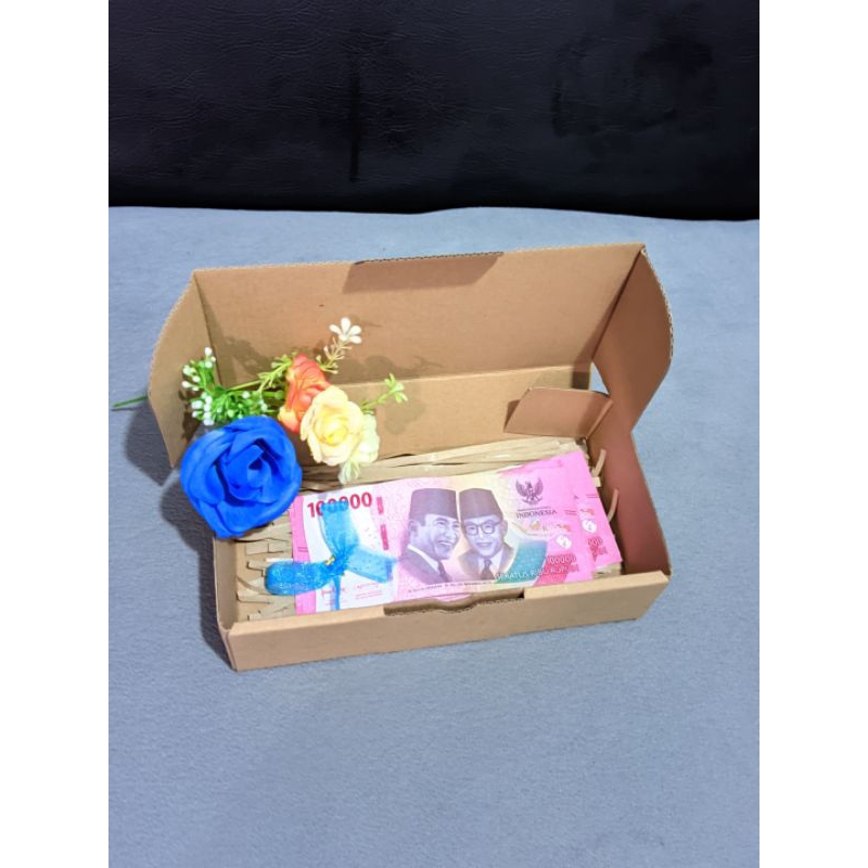 

Buket Box Money/ Kado souvenir cocok untuk buket wisuda / buket ultah .isi cemilan