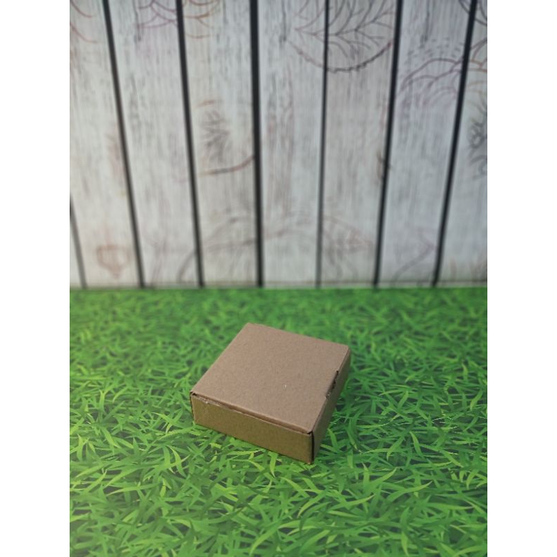 

kardus /karton/box .uk. 8x8x3 cm...Cocok untuk box souvenir model Diecut