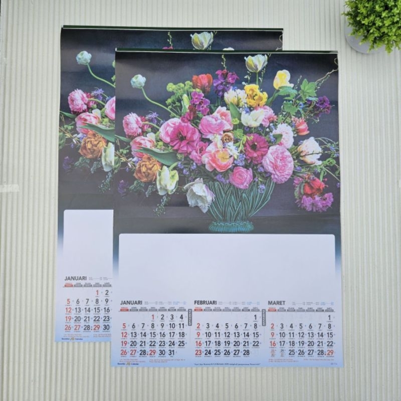 

kalender tahun 2025 rangkain bunga Ao 114 ukuran 38 x 54 cm 4 lembar x 3 bulanan(terima castume cetak merek)