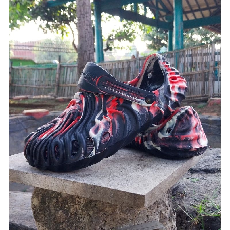 Sandal Crocs Pollex Loreng • SIZE : 43 / 44 •