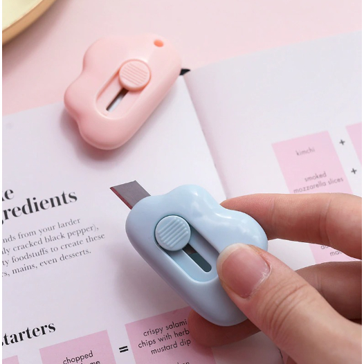 

Pisau Cutter Mini Pemotong Paket Kertas Desain Cloud Keychain