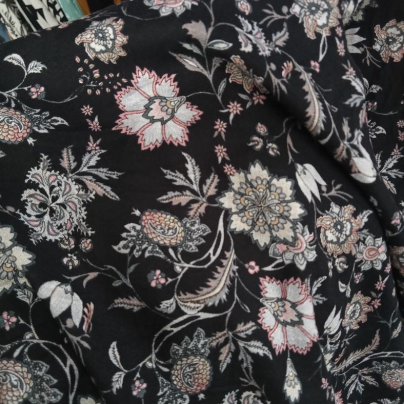 Kain Lady Crepe Motif Bunga Import - Kain Zara Crepe - Kain Meteran Ind | Harga Per Setengah Meter