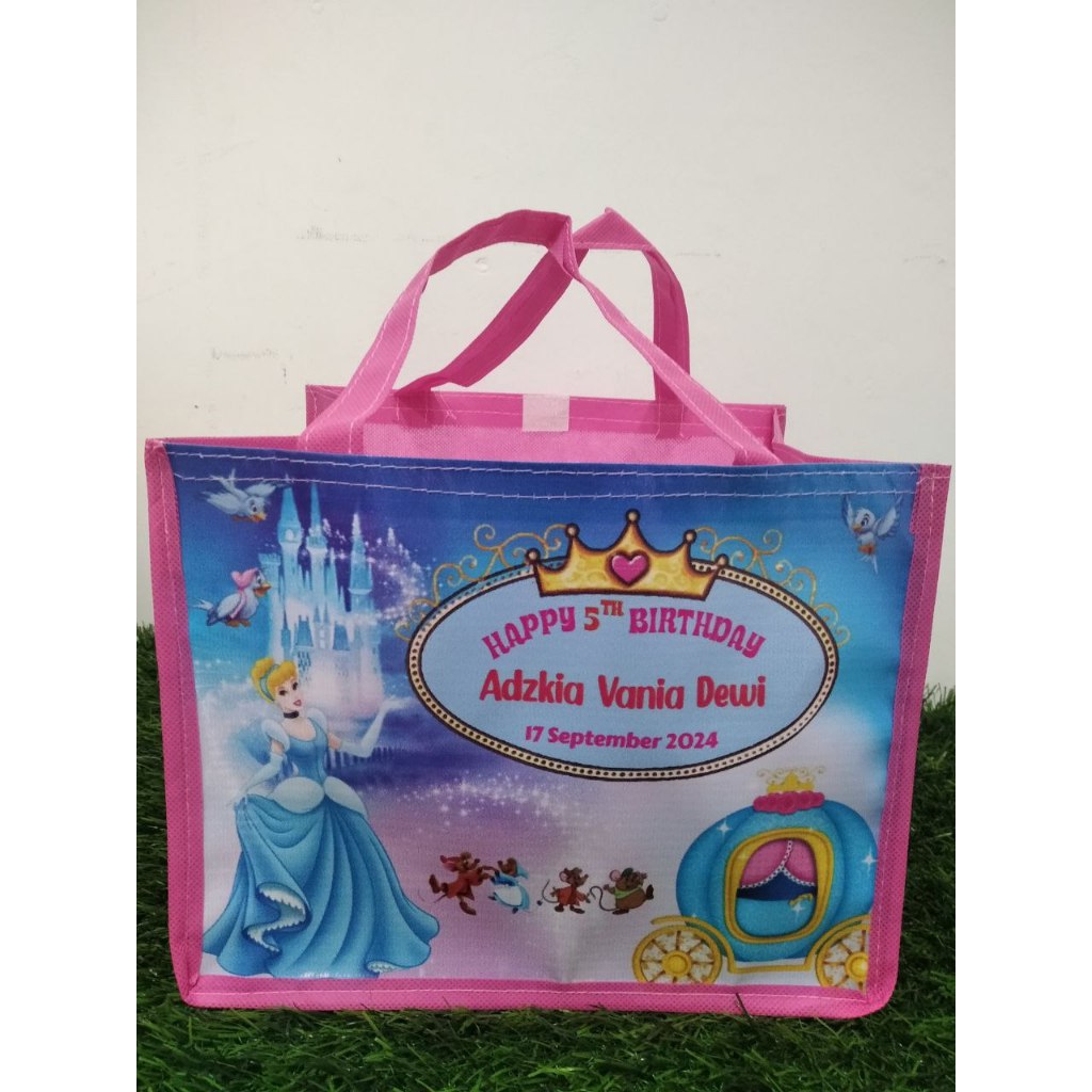 

Tas souvenir ulang tahun/tas ulang tahun/goodiebag printing/tas printing muat bento/tas ulang tahun ukuran 30x18x22