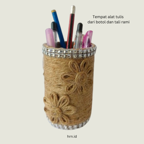 

Tempat alat tulis dari tali rami, tempat pensil dari tali rami, prakarya tempat pensil dari tali rami, prakarya tempat alat tulis dari botol dan tali rami sangat