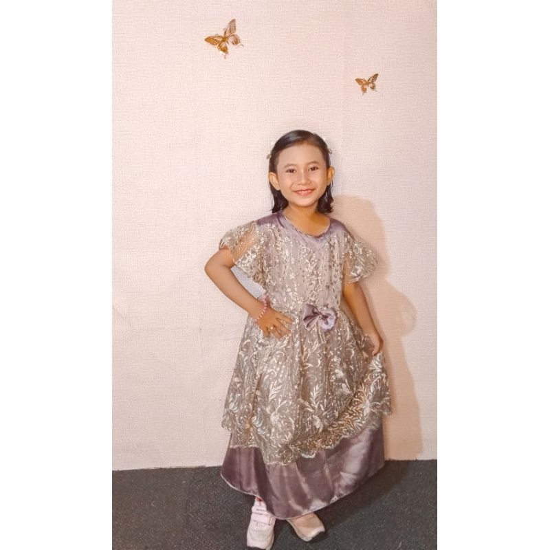Dress/gaun anak bahan satin dan brokat warna ungu tua model pita lengan pendek