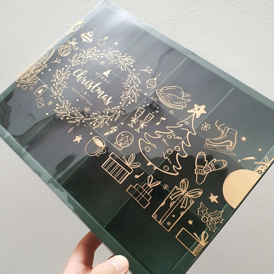 

1 Pack Isi 5 Pcs Dus Parcel Natal Mika Sekat 12 Hijau Box Motif Christmas Ukuran 7.3x7.3x4.5 cm