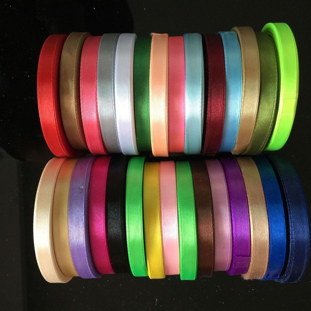 

PITA SATIN IMPORT SEDANG LEBAR 1 CM 1/3 Inchi INCI PREMIUM ( PER ROLL PANJANG 22 Meter ) PITA KADO GIFT BOUQUET BUNGA DEKORASI