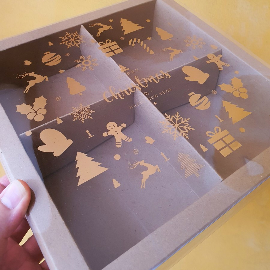 

1 Pack Isi 5 Pcs Dus Parcel Natal Mika Sekat 4 Coklat Box Motif Christmas Ukuran 18x18x5 cm