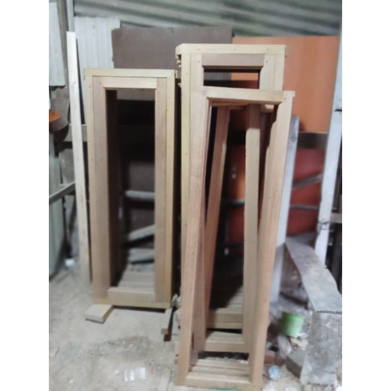 kusen jendela plus daun jendela ukuran 50*150 terbuat dari bahan kayu bekas