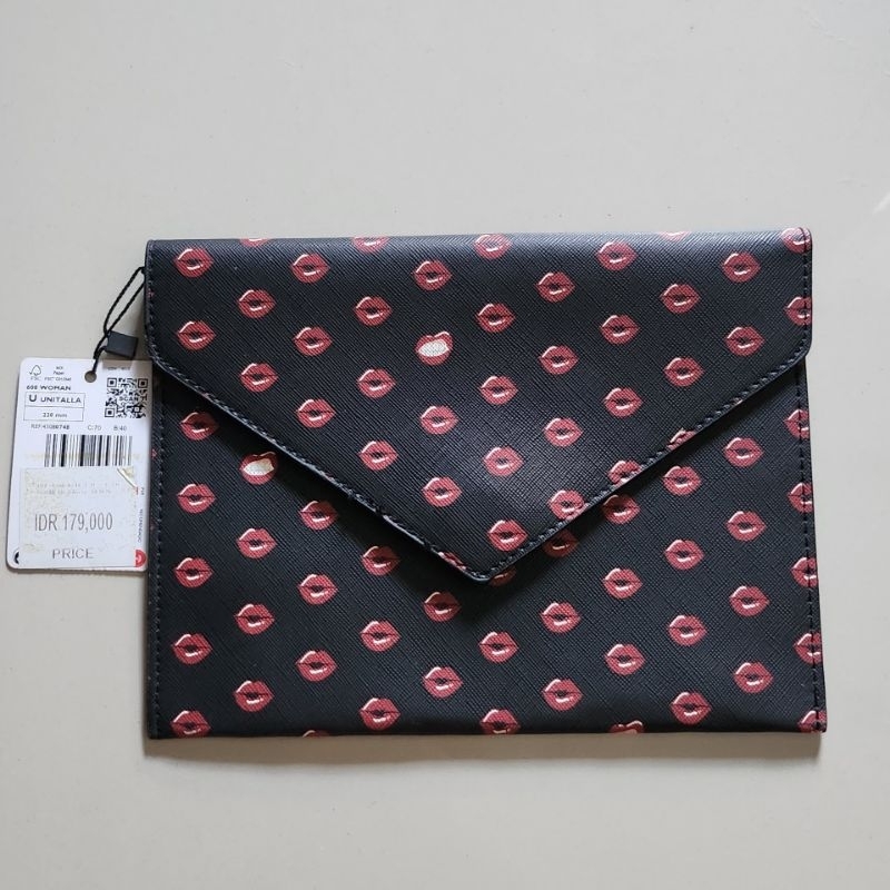 dompet merk mango ori belum pernah dipakai, ada emboss merk di belakang