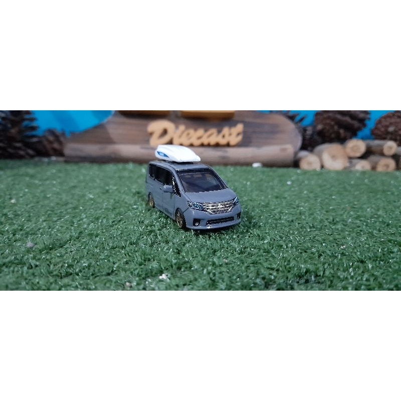 Diecast Miniatur Nissan Serena C26 grey skala 1:64