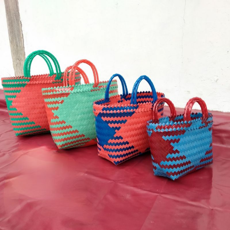 

Tas Anyaman Plastik Kaca Kilap Tas Belanja Tas Anyam Hajatan Souvenir Tas Parsel Serbaguna