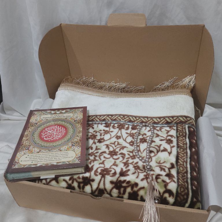 Baru Kekinian Paket sajadah antislip tebal bulu lembut dan alquran terjemah perkata dan tasbih Kado 