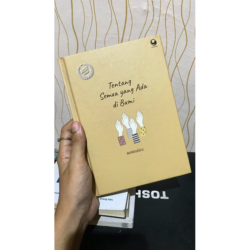 

BUKU TENTANG SEMUA YANG ADA DIBUMI [PRELOVED] ORIGINAL