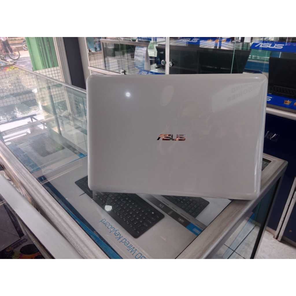 LAPTOP ASUS E402Y  amd dual core/ram 4gb/ssd 128gb/14"/putih