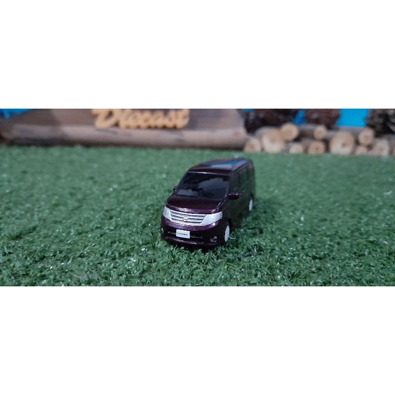 Diecast Miniatur Nissan Serena C25 maroon skala 1:64