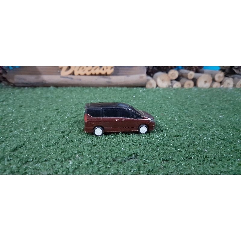 Diecast Miniatur Nissan Serena C27 maroon skala 1:64