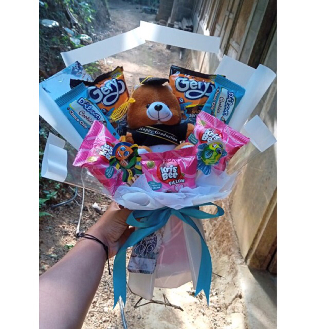 

Buket wisuda boneka dan snack