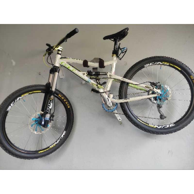 Sepeda MTB GT Sensor 3.0