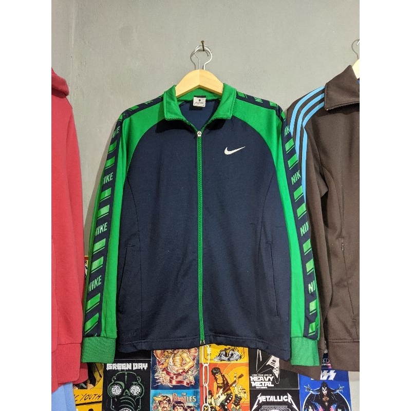 tracktop Nike tapped