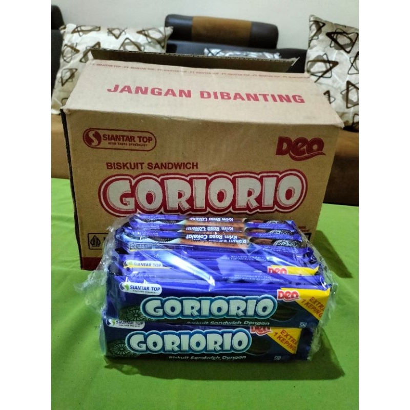 

goriorio biskuit sandwich dengan krim rasa vanila dan coklat 1 renceng isi 10 pcs