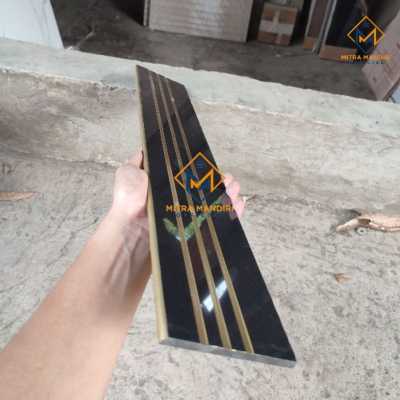 list plint granit stepnosing 10x60 black / stepnosing gold / bevel gold