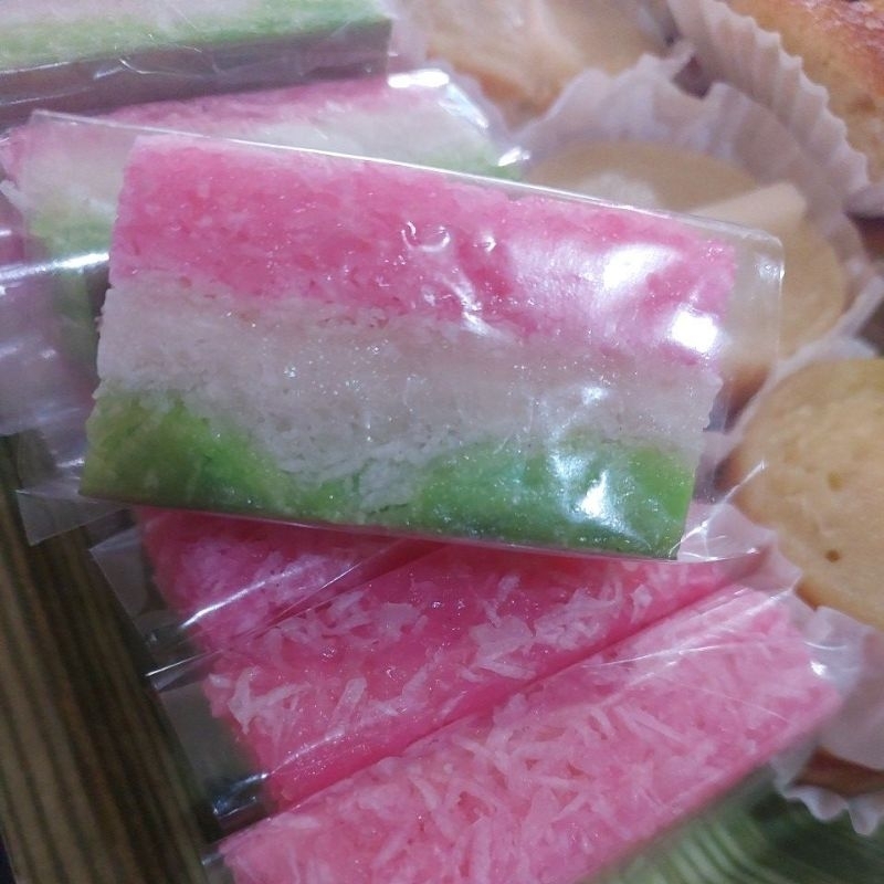 

jajanan pasar kue basah Awug pelangi