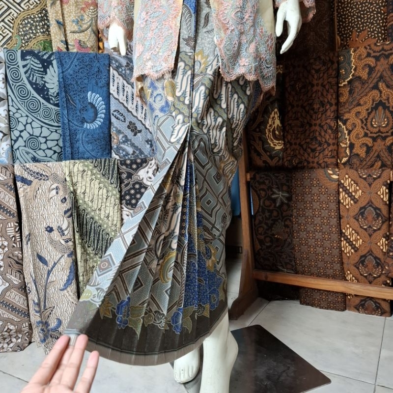 Kain Batik dan Rok Wiru Biru Lereng Bawahan Kebaya Bridesmaids Wisuda Lamaran Among Tamu