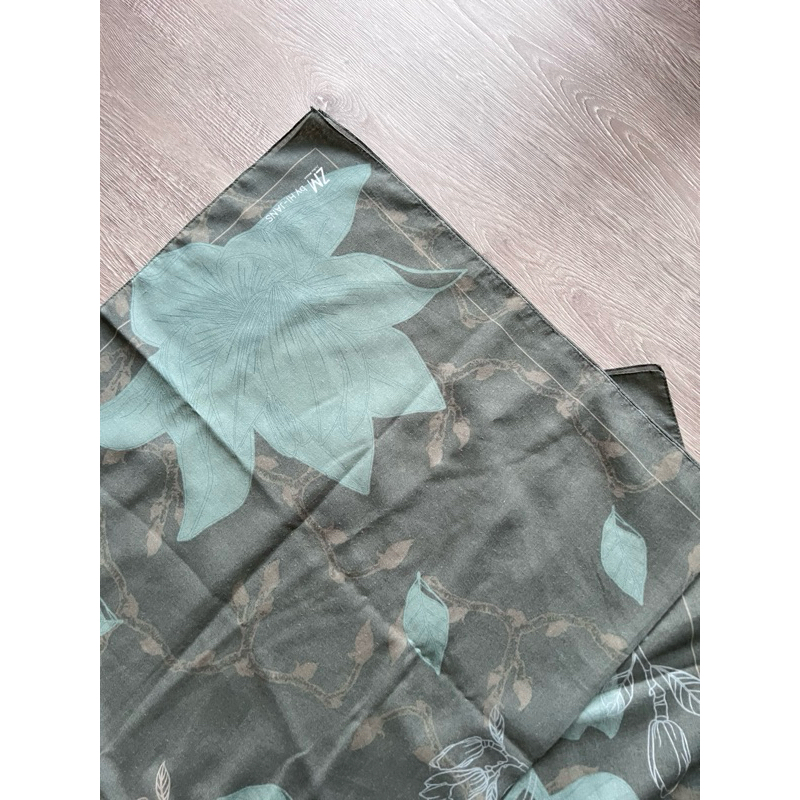 Preloved - ZM Zaskia Mecca - Aceh Dark Grey Scarf Kerudung Segi Empat Wangi Water Splash