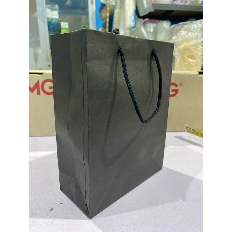 

Paperbag hitam 18cm x 6cm x 14cm Isi 50pcs