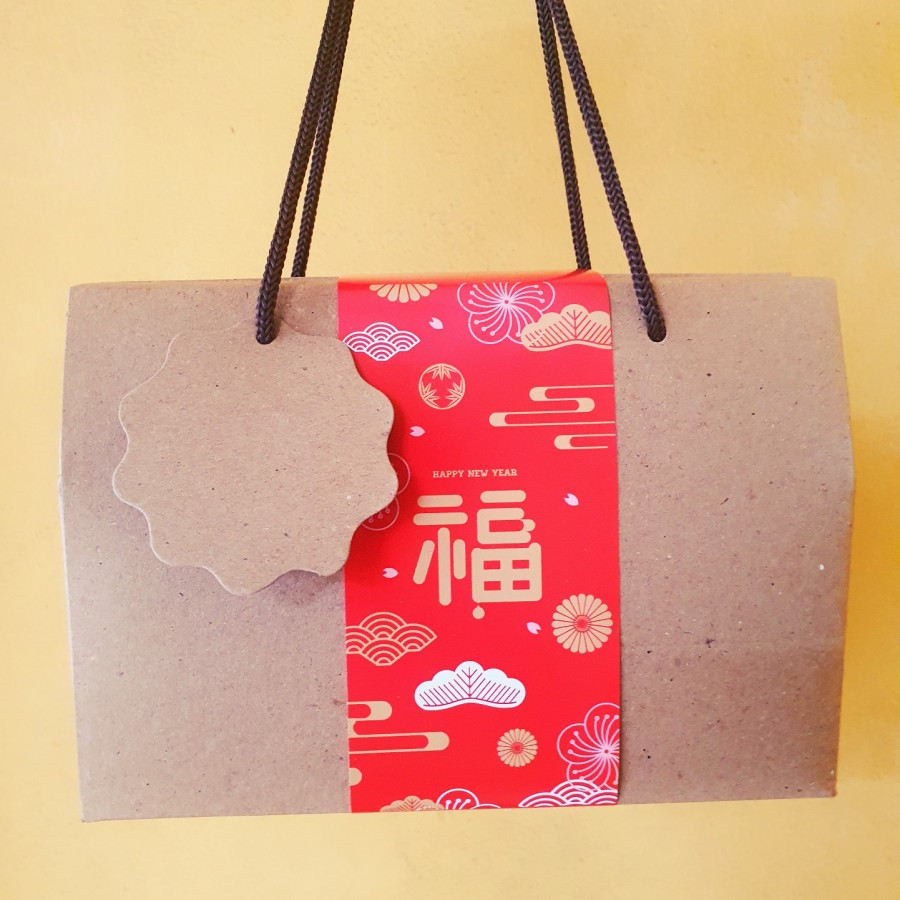 

( 12 pcs ) gable box coklat tali us tenteng packaging kue muat 2 toples kue kering 300nl, 400ml, 600ml box tenteng imlek 20x9x8.5 cm