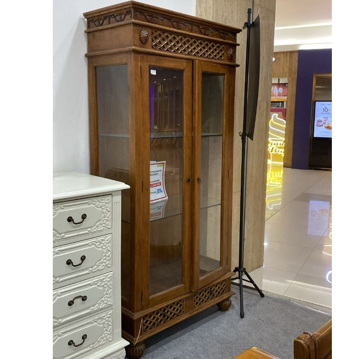 Lemari pajangan 2 pintu kaca