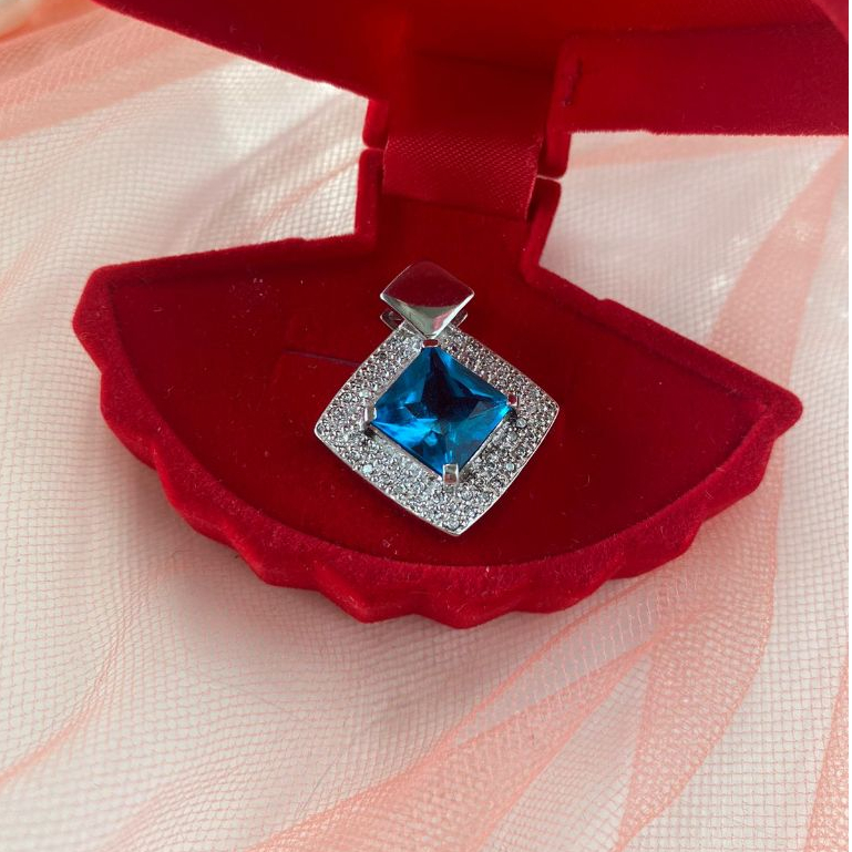 Liontin Perak Dilapisi Emas Putih Dengan Blue Safir