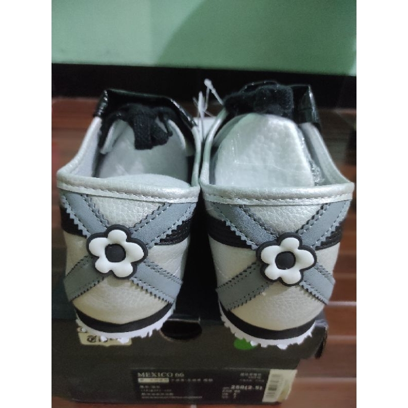 ONITSUKA TIGER TOKUTEN FLOWER BLACK WHITE ORIGINAL SIZE 42 TERMURAH