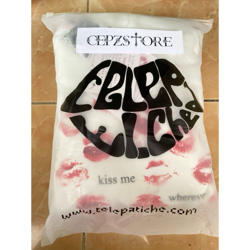 TELEPATI.CHE HODDIE KISS ME WHITE